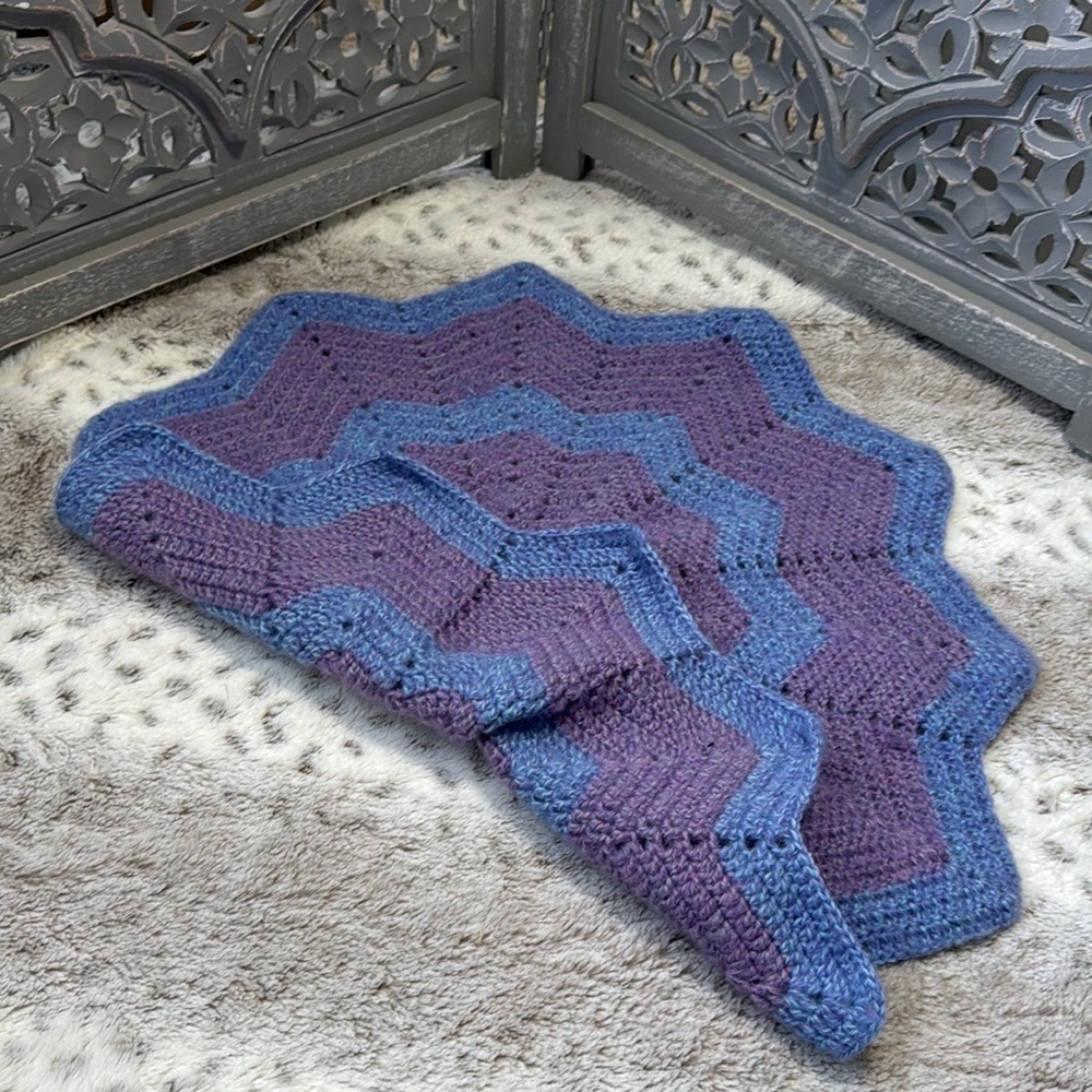 Handcrafted knit star shaped mat blue purple statement piece home decor accent - Picture 6 of 9